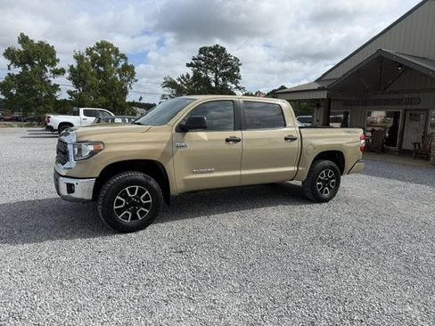 Used 2020 Toyota Tundra SR5 w/ SR5 Convenience Package AWD/4WD image 2