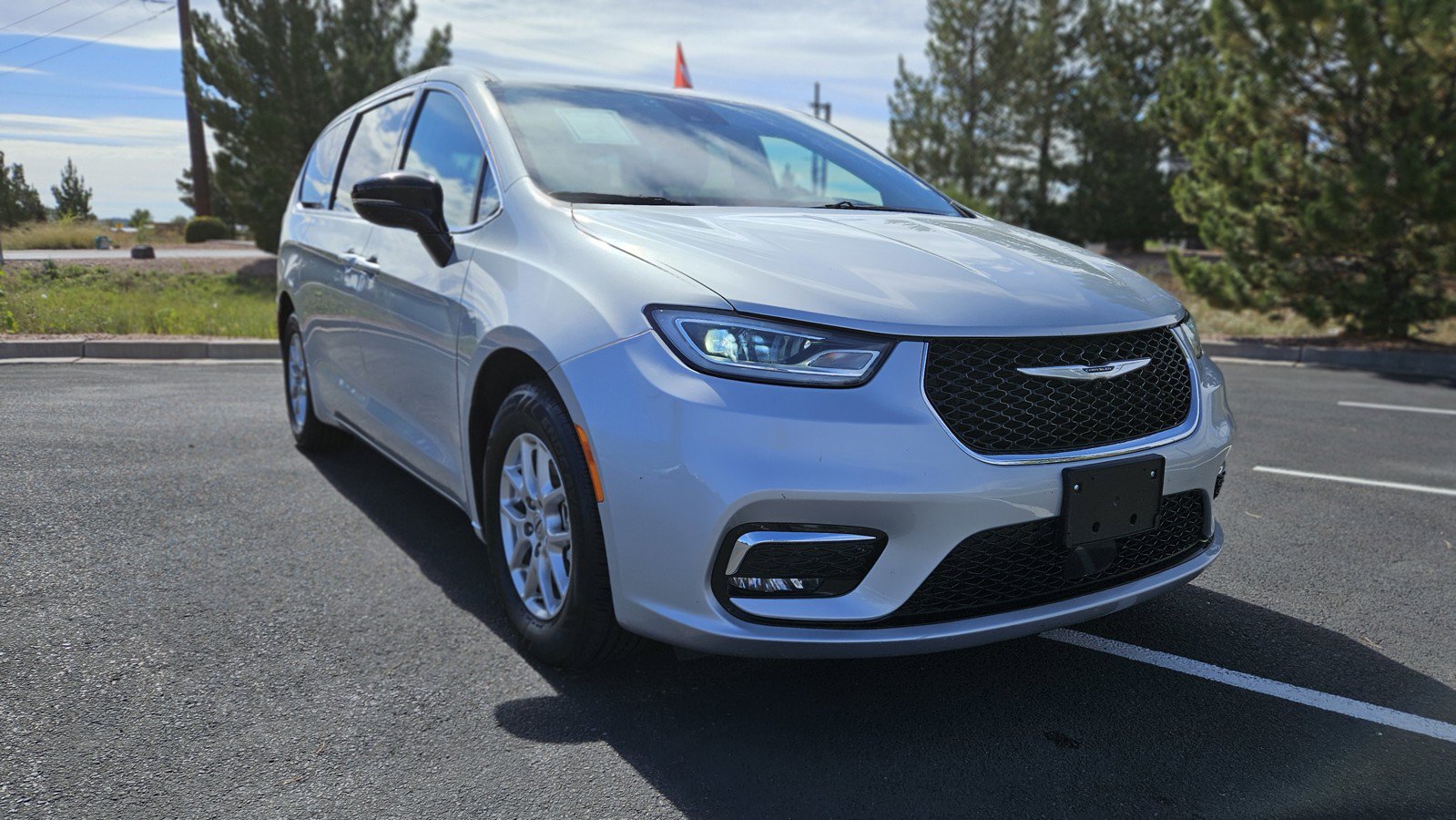 Used 2024 Chrysler Pacifica Touring-L FWD image 4