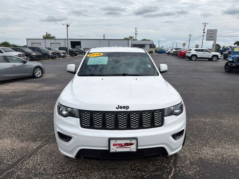 Used 2018 Jeep Grand Cherokee Altitude RWD image 10