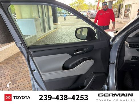 Used 2024 Toyota Highlander XLE image 17