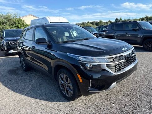Used 2025 Kia Seltos LX AWD/4WD image 2