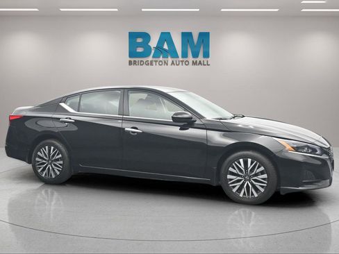 Used 2023 Nissan Altima 2.5 SV AWD/4WD image 1