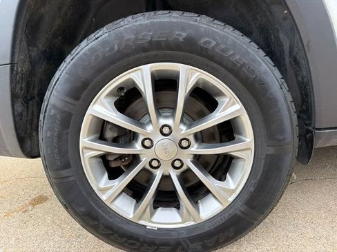 Used 2019 Jeep Cherokee Latitude Plus w/ Comfort/Convenience Group AWD/4WD image 25