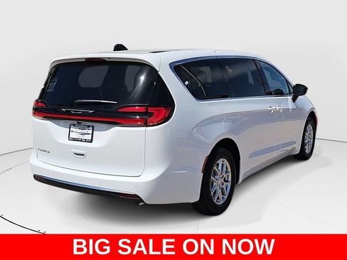 New 2027 Chrysler Pacifica Select FWD image 3