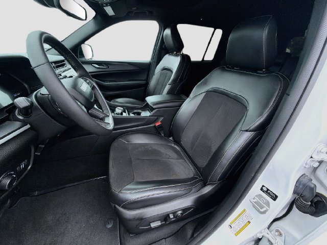 Used 2024 Jeep Grand Cherokee Altitude AWD/4WD image 22