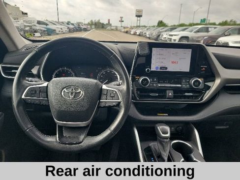 Used 2023 Toyota Highlander XLE FWD image 4
