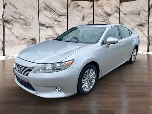 Used 2014 Lexus ES 350 w/ Luxury Package FWD image 3
