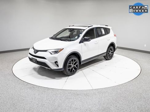 Used 2018 Toyota RAV4 SE image 33