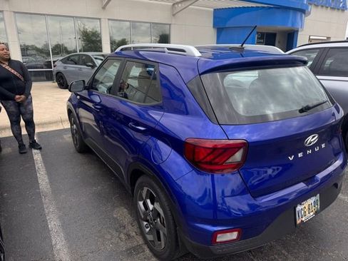 Used 2023 Hyundai Venue Limited FWD image 4