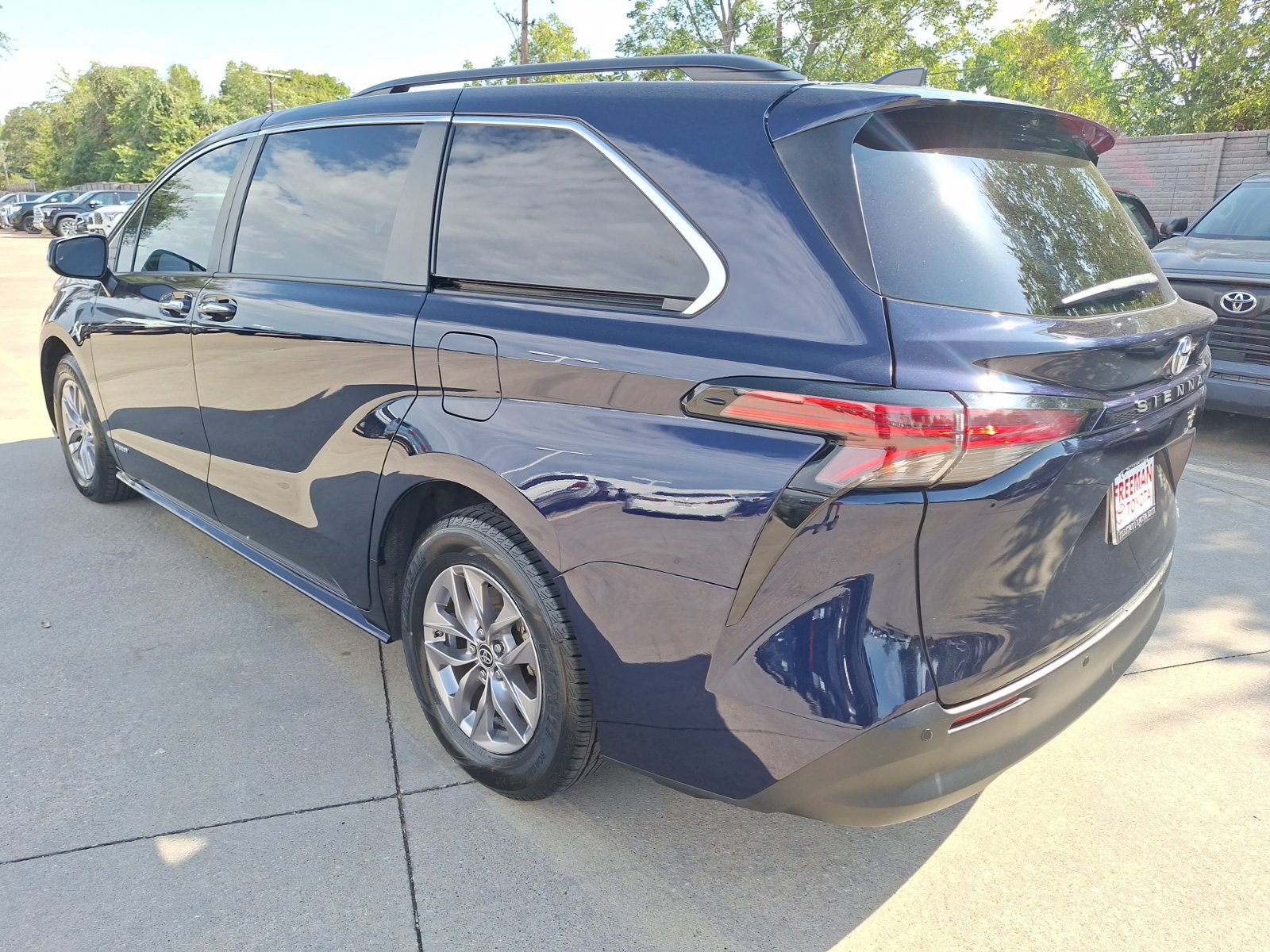 Used 2021 Toyota Sienna XLE FWD image 4