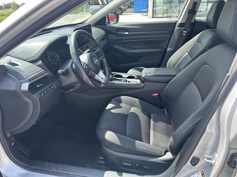 Used 2024 Nissan Altima 2.5 SV w/ SV Premium Package FWD image 9