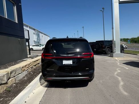 Used 2025 Chrysler Pacifica Pinnacle w/ Trailer Tow Group AWD/4WD image 4