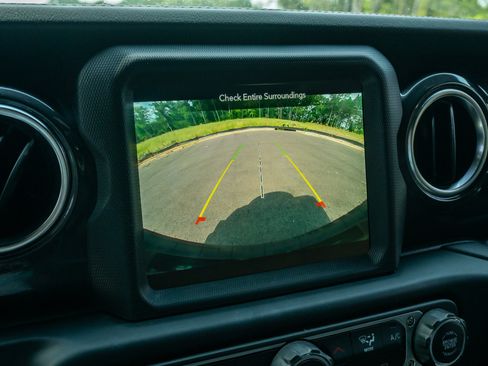 Used 2022 Jeep Wrangler Unlimited Sahara AWD/4WD image 25