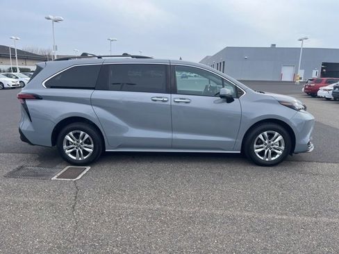 Used 2022 Toyota Sienna XLE Woodland Edition image 4