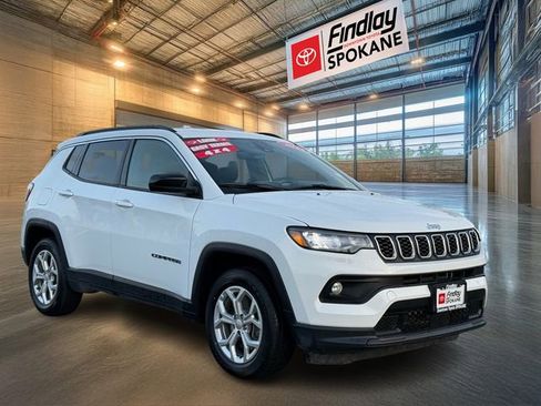 Used 2024 Jeep Compass Latitude image 2