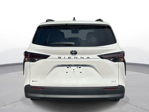 Certified 2026 Toyota Sienna XLE FWD image 7