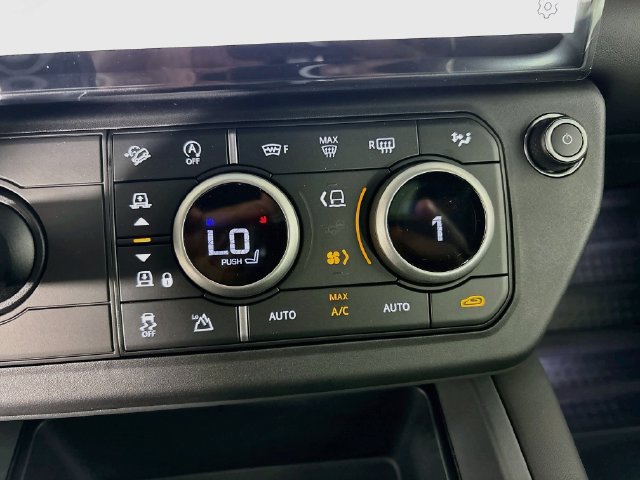 New 2026 Land Rover Defender 110 X-Dynamic SE AWD/4WD image 17