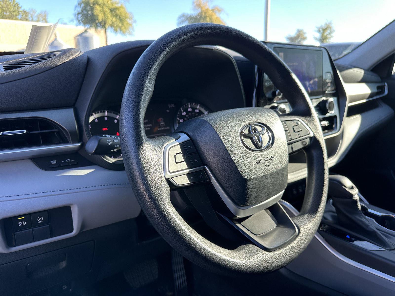 Used 2023 Toyota Highlander L FWD image 11