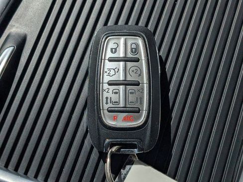 Used 2024 Chrysler Pacifica Touring-L FWD image 31