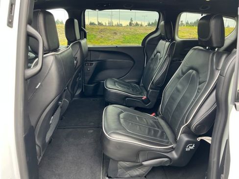 Used 2025 Chrysler Pacifica Limited FWD image 14