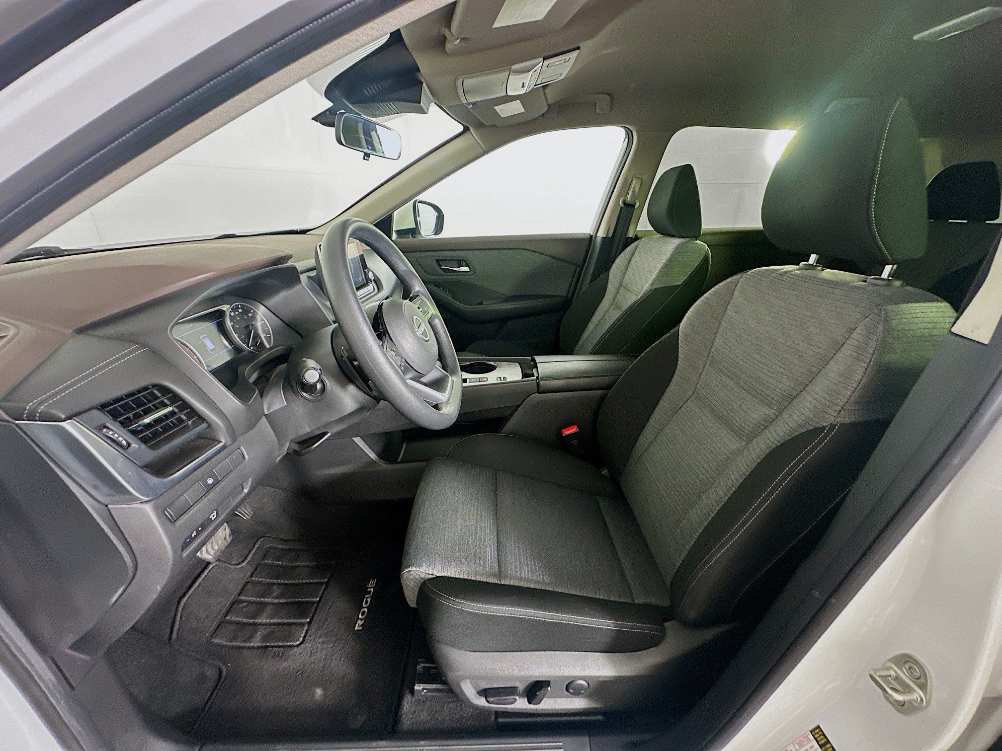 Used 2023 Nissan Rogue SV FWD image 13