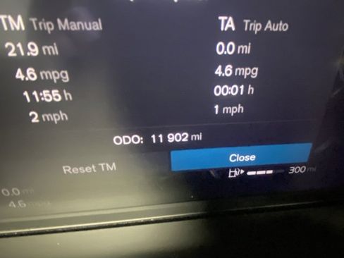 Used 2025 Volvo XC40 B5 Core image 16