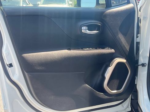 Used 2017 Jeep Renegade Latitude AWD/4WD image 13