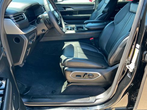 Used 2024 Jeep Wagoneer L Series II w/ Flexible Seating Group AWD/4WD image 27