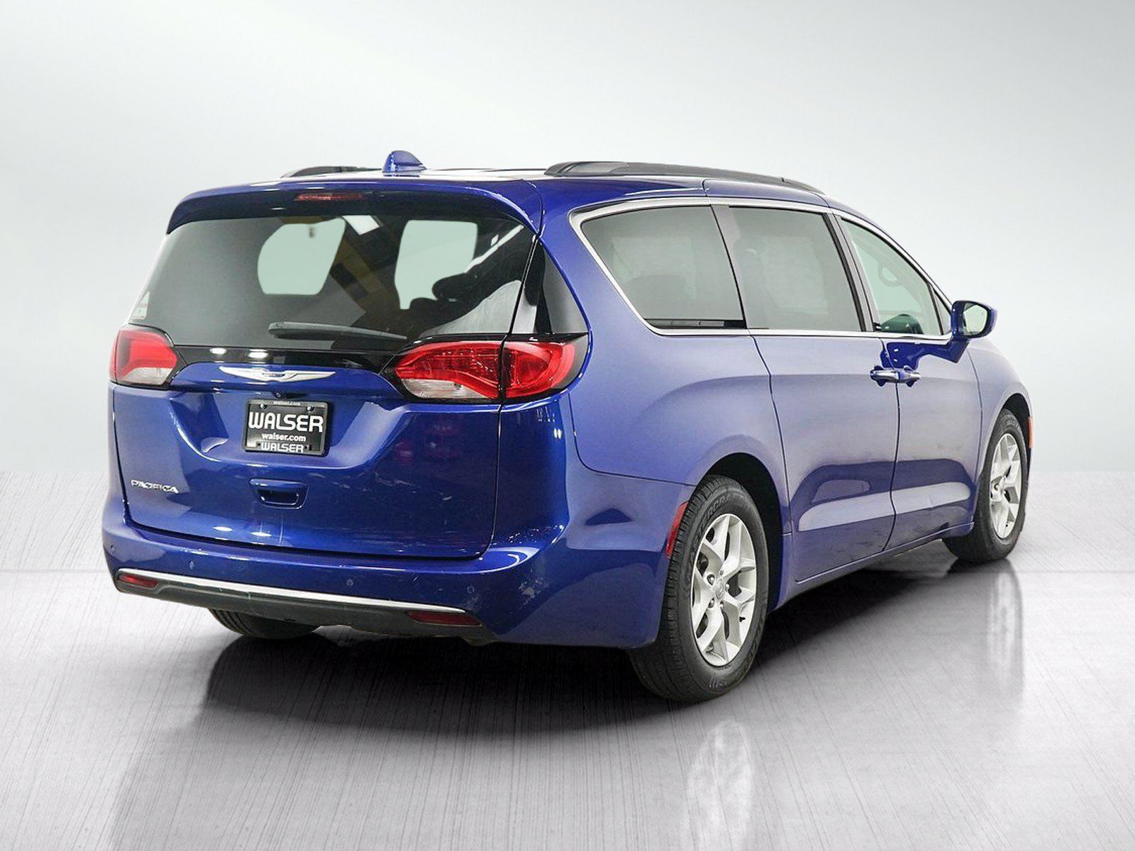 Used 2018 Chrysler Pacifica Touring Plus w/ Tire & Wheel Group FWD image 5