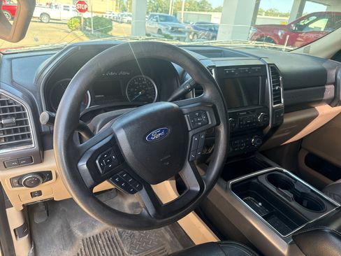 Used 2017 Ford F250 XLT w/ XLT Premium Package AWD/4WD image 2