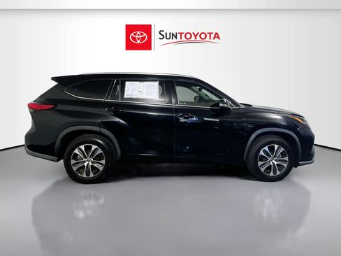 Used 2020 Toyota Highlander XLE FWD image 2