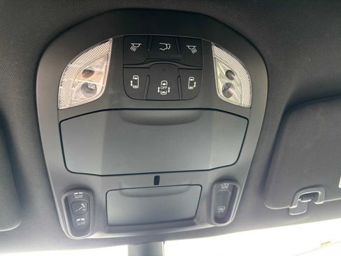Used 2025 Chrysler Pacifica Limited FWD image 30