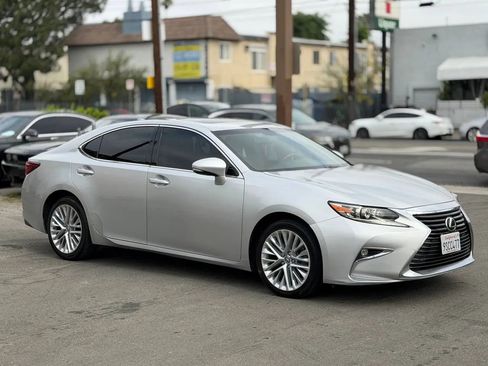 Used 2016 Lexus ES 350 w/ Navigation System Package image 19