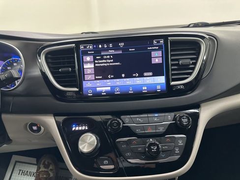 Used 2024 Chrysler Pacifica Touring-L image 39