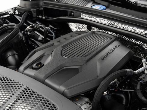 Certified 2025 Porsche Macan image 29