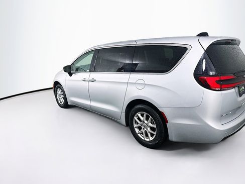 Used 2024 Chrysler Pacifica Touring-L image 5