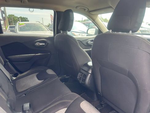 Used 2016 Jeep Cherokee Sport FWD image 16