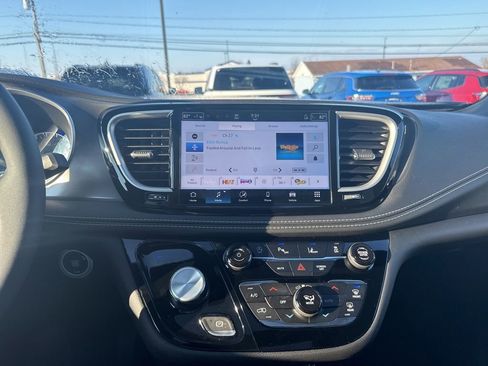 New 2026 Chrysler Pacifica Select image 21