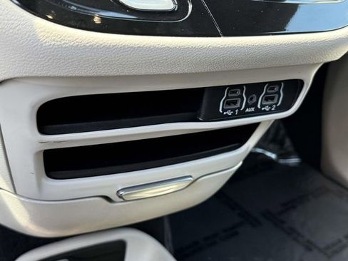 Used 2024 Chrysler Pacifica Touring-L FWD image 17