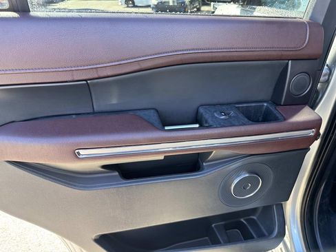 Used 2023 Ford Expedition Limited image 12