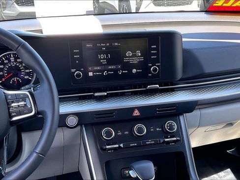 Used 2024 Kia Carnival LX image 7