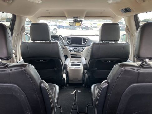 Used 2023 Chrysler Pacifica Touring-L image 14