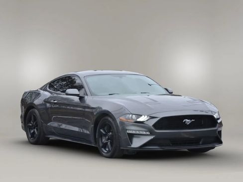Used 2018 Ford Mustang Coupe image 3