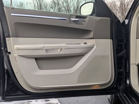 Used 2009 Chrysler 300 Touring image 9