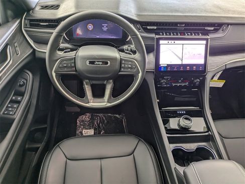 New 2025 Jeep Grand Cherokee Limited image 9