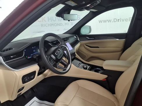 Used 2024 Jeep Grand Cherokee L Limited w/ Luxury Tech Group II image 12