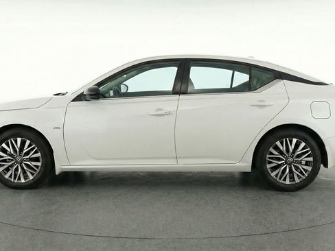 Used 2025 Nissan Altima 2.5 SV image 5