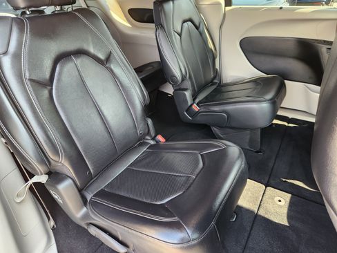 Used 2022 Chrysler Pacifica Touring-L FWD image 16