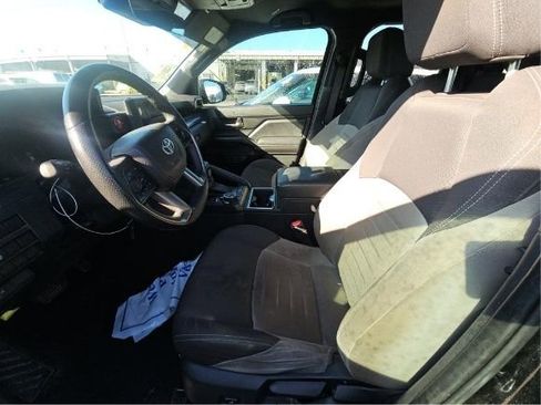 Used 2025 Toyota Tacoma 4x4 Double Cab image 4