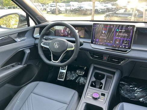 New 2026 Volkswagen Tiguan SE R-Line FWD image 9